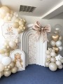Balonowa ścianka do zdjęć, Komunia, BEŻOWA ELEGANCJA z kokardą (montaż Kraków)