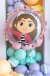 FB317_balon-foliowy-pastylka-z-falbanka-koci-domek-gabi-.webp